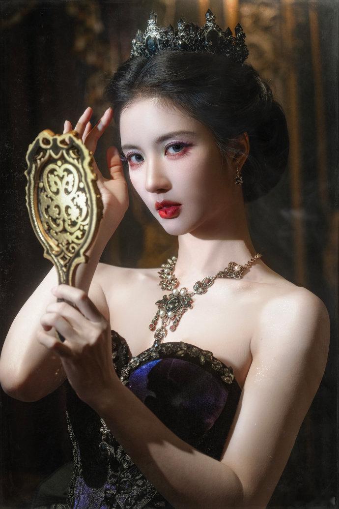 刘些宁中世纪宫廷公主手持金色魔镜的那张，氛围感直接拉满，这就是童话里邪恶皇后本