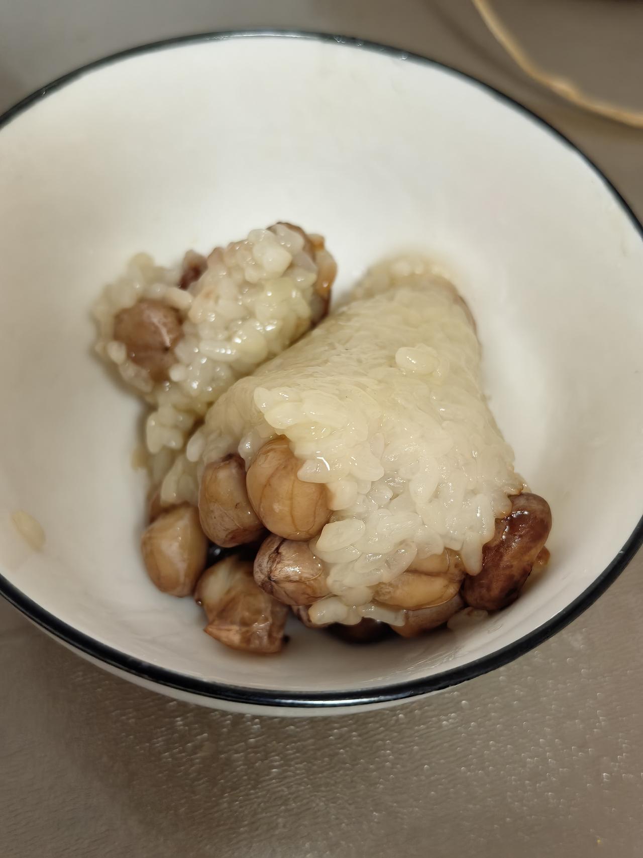 昨天从朋友家带回十个粽子，今天早晨就吃它了。粽子馅料有糯米花生红小豆。我吃了两个