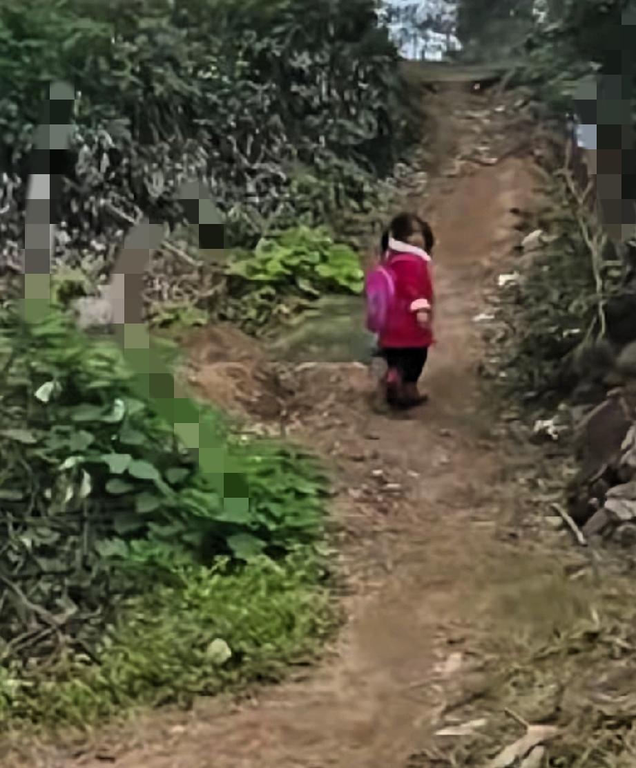 10多米坡路回头4次！河南乡村女孩的举动，看哭无数人河南信阳的乡村土路上