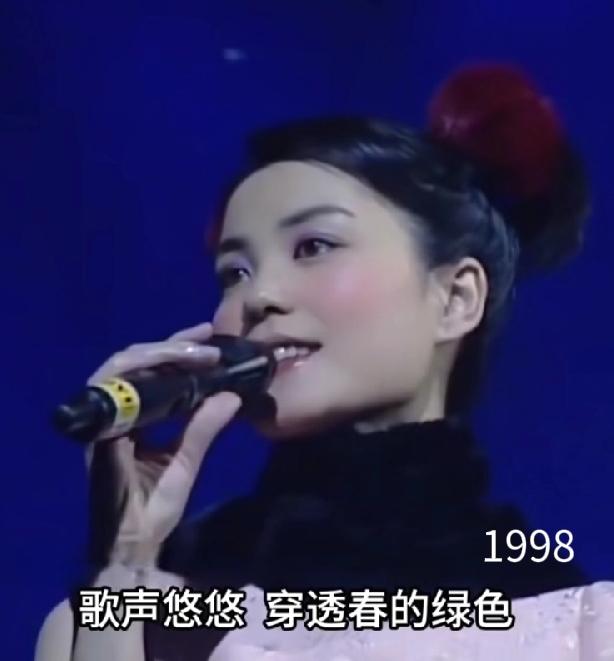 王菲6次上春晚时，婚育状态:1、相约九八，丈夫窦唯，女儿窦靖童1岁2、201