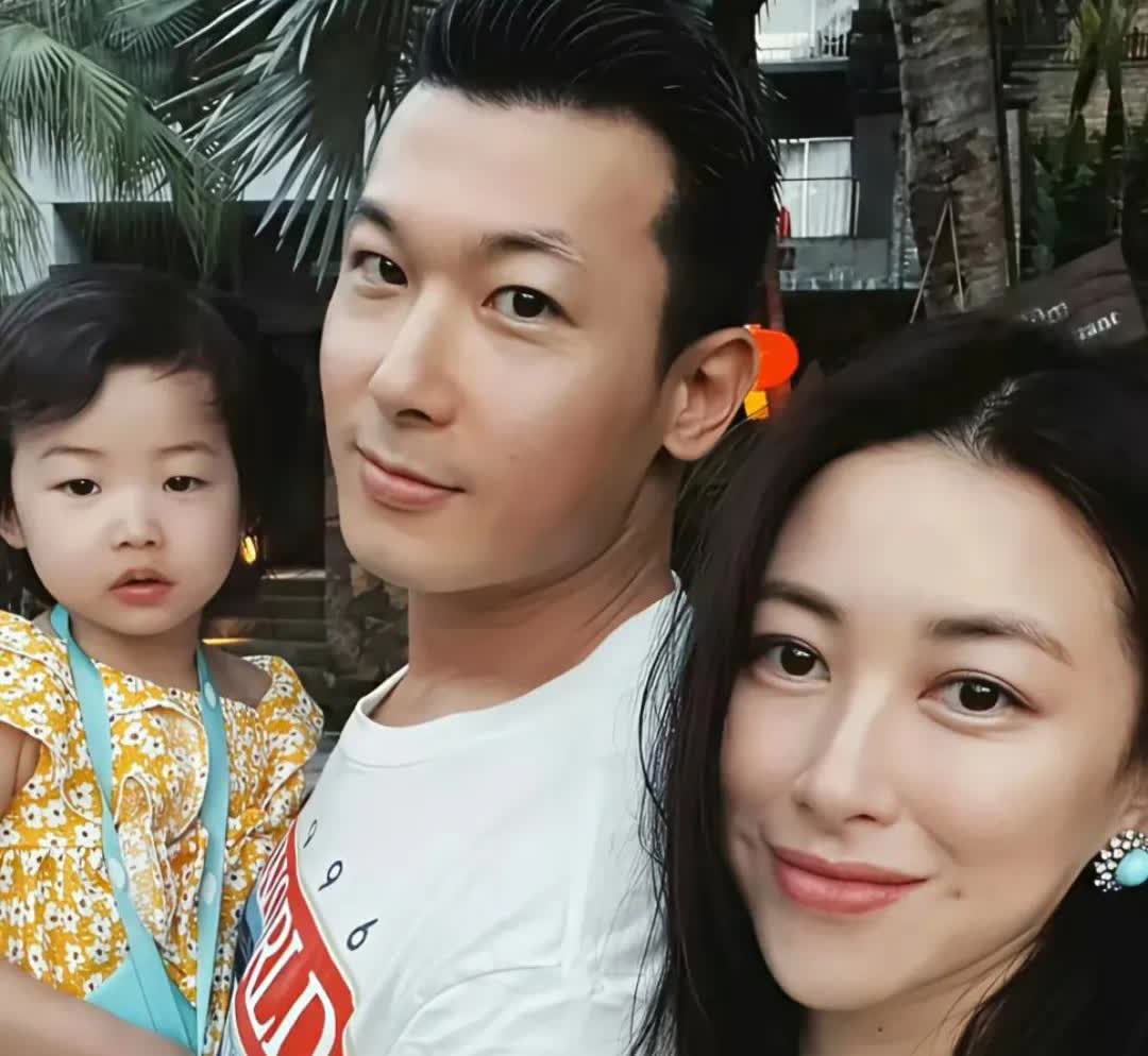 朱珠带三岁女儿''小珍珠''参加音乐诗会，小家伙眉清目秀，长得像极了妈妈！朱珠的
