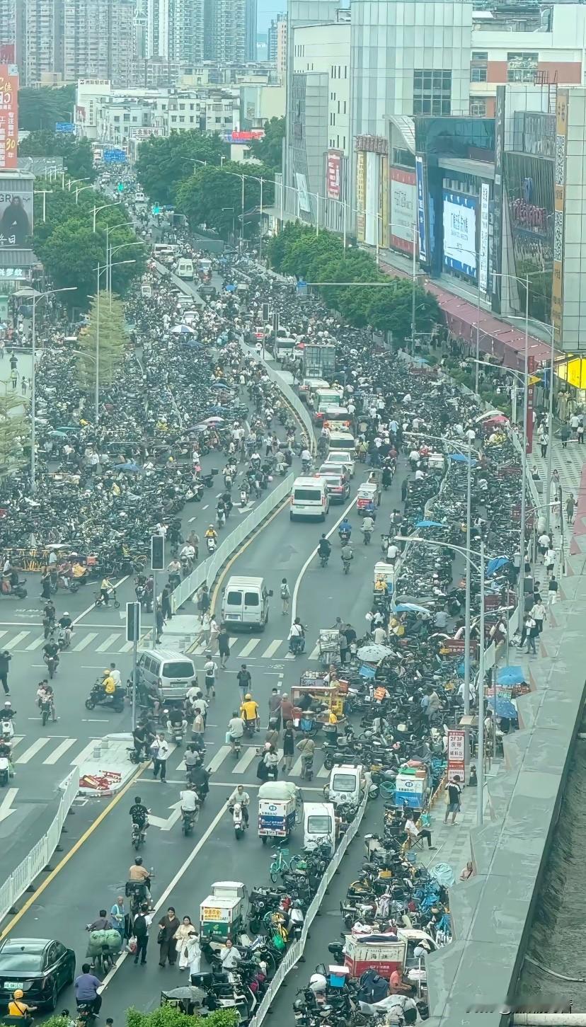 广州果然是大城市！出差来到这里，站在楼上看，轻纺城道路两边全是电动车，放眼望去把整条路都快占满了，别