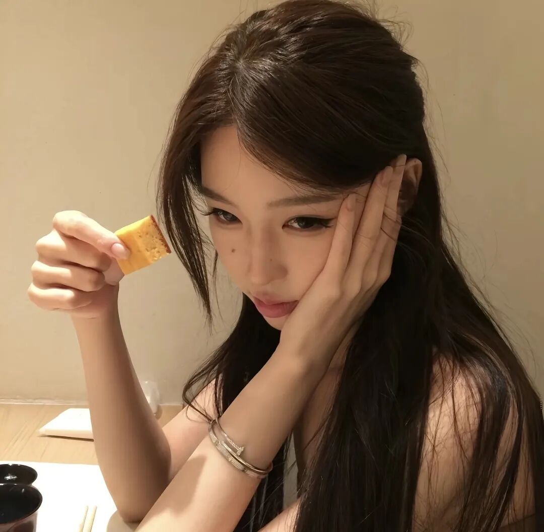 𝑾𝒆𝑪𝒉𝒂𝒕｜质感女头｜ins风头像｜经典款｜耐看型｜无水印