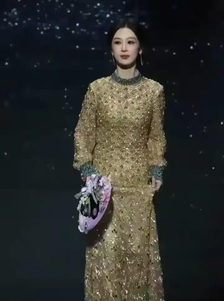 零下4度！风像刀子剐肉，杨紫那件2万8的黑羽绒，不是保暖，是直接在街头“杀人”