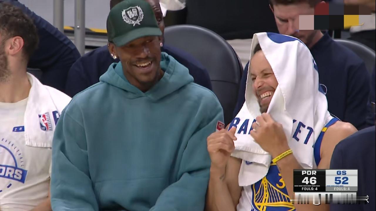 勇士巨星库里真是当今NBA第一浪投王！在今天勇士主场迎战开拓者的季前赛中，目前双