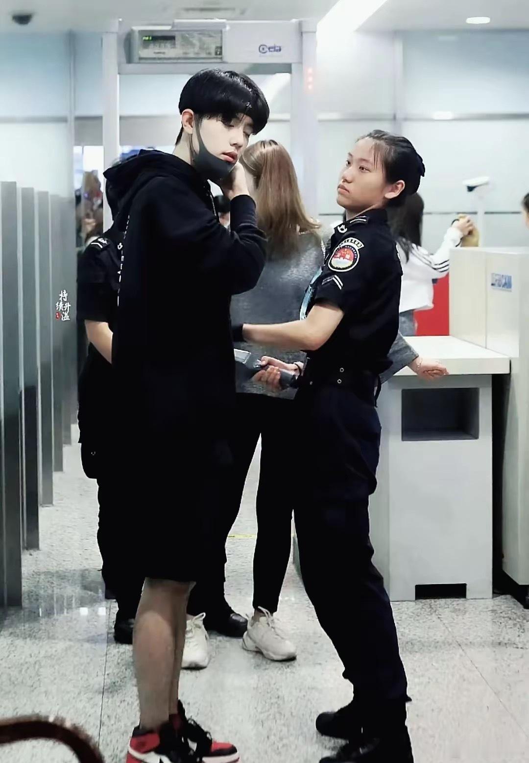 肖战过安检，安检小姐姐视线全程都盯着，真是太帅了！​​​