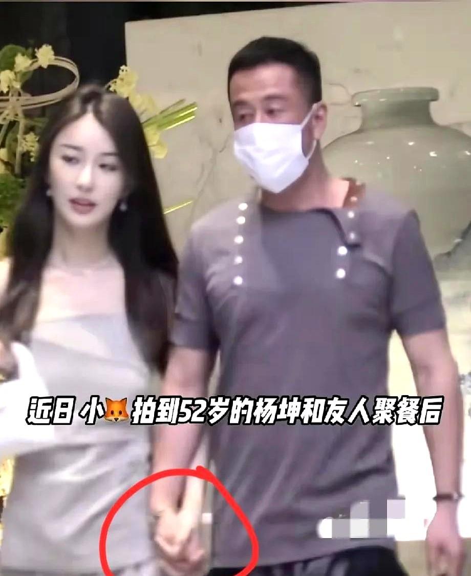 “名媛班”的含金量还在上升。杨坤被拍到和一位高挑美女十指紧扣回酒店，两人走路