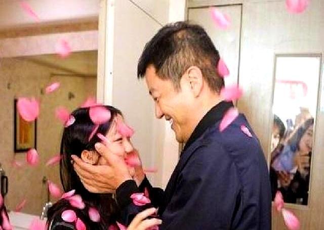 飞12小时只为陪吃90分钟李亚鹏没进校门，蹲马路牙子啃汉堡。李嫣吃完抹嘴就