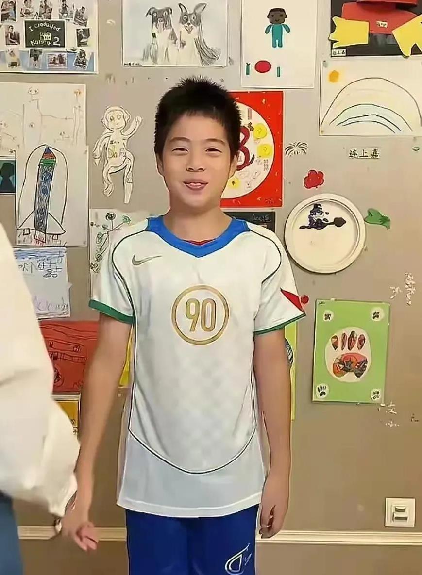 这是连奕名和杨若兮所生的儿子，也是活泼可爱的帅小伙儿。有些粉丝说他是腺样体面容