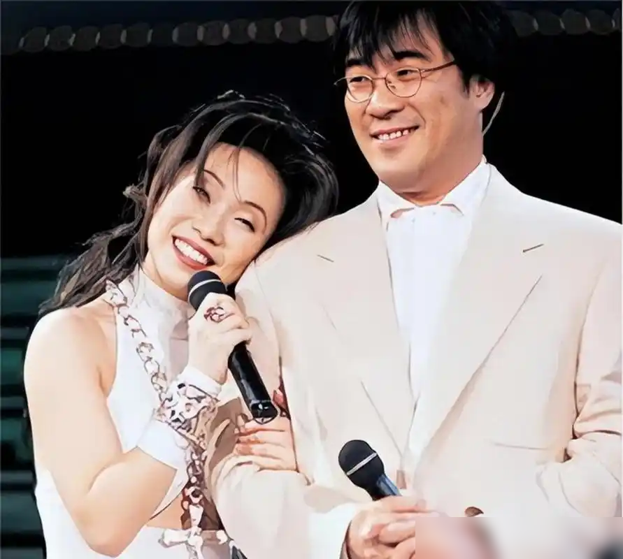 1994年，李宗盛回家摊牌，林忆莲怀孕了。他老婆朱卫茵没哭没闹。第一句话是，那你想怎么办。李宗盛说离