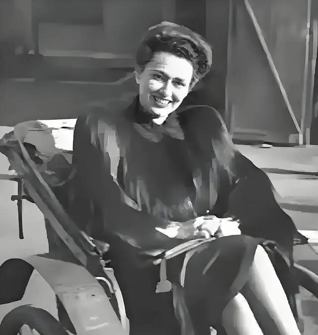 张宗昌和俄国武官打牌，俄武官输得精光，这时张宗昌说：“你欠我的钱我不要了，你把她