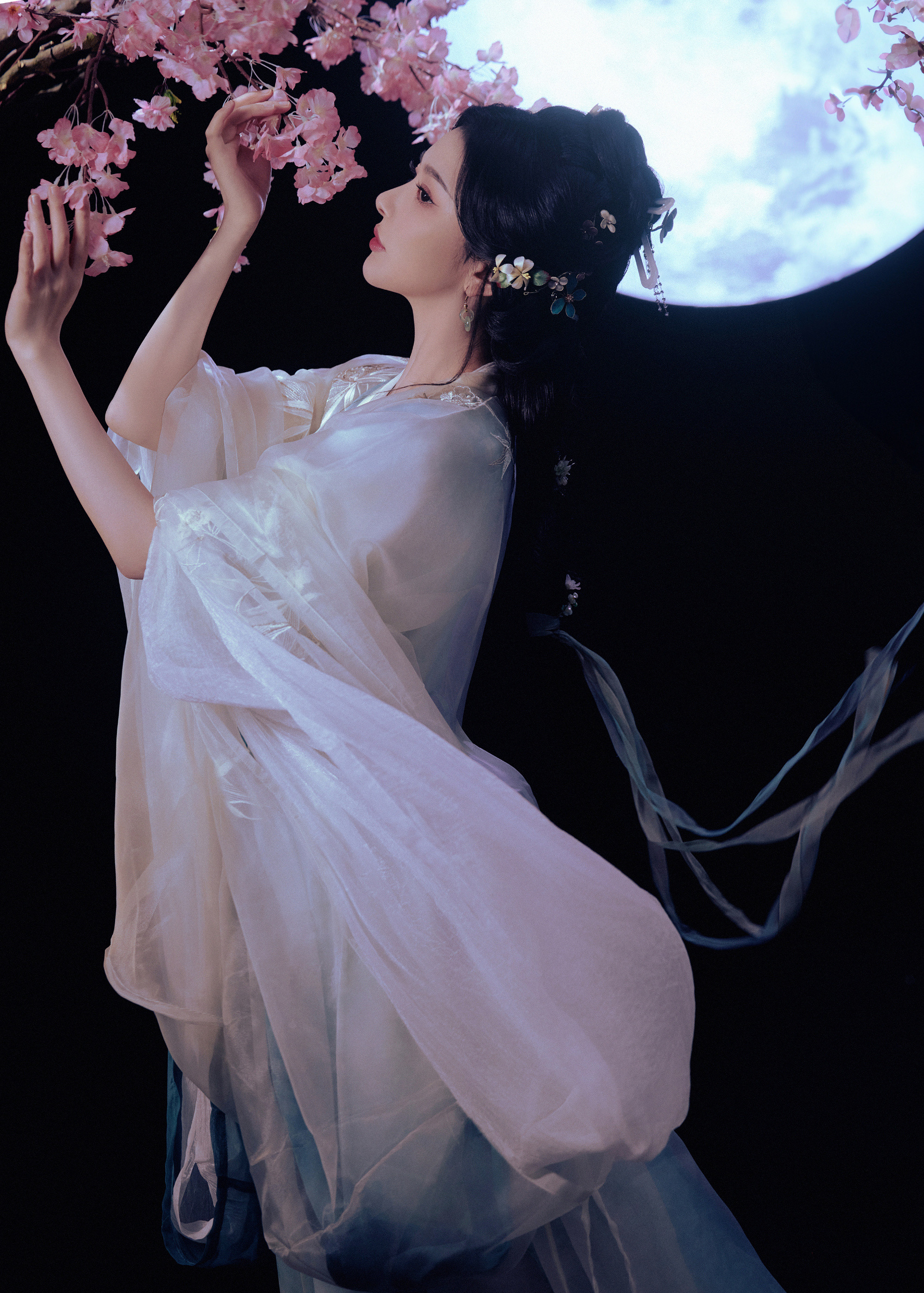 孔雪儿古风：此间事若梦中，红颜月桂下，柔光潋滟落人衣。孔雪儿