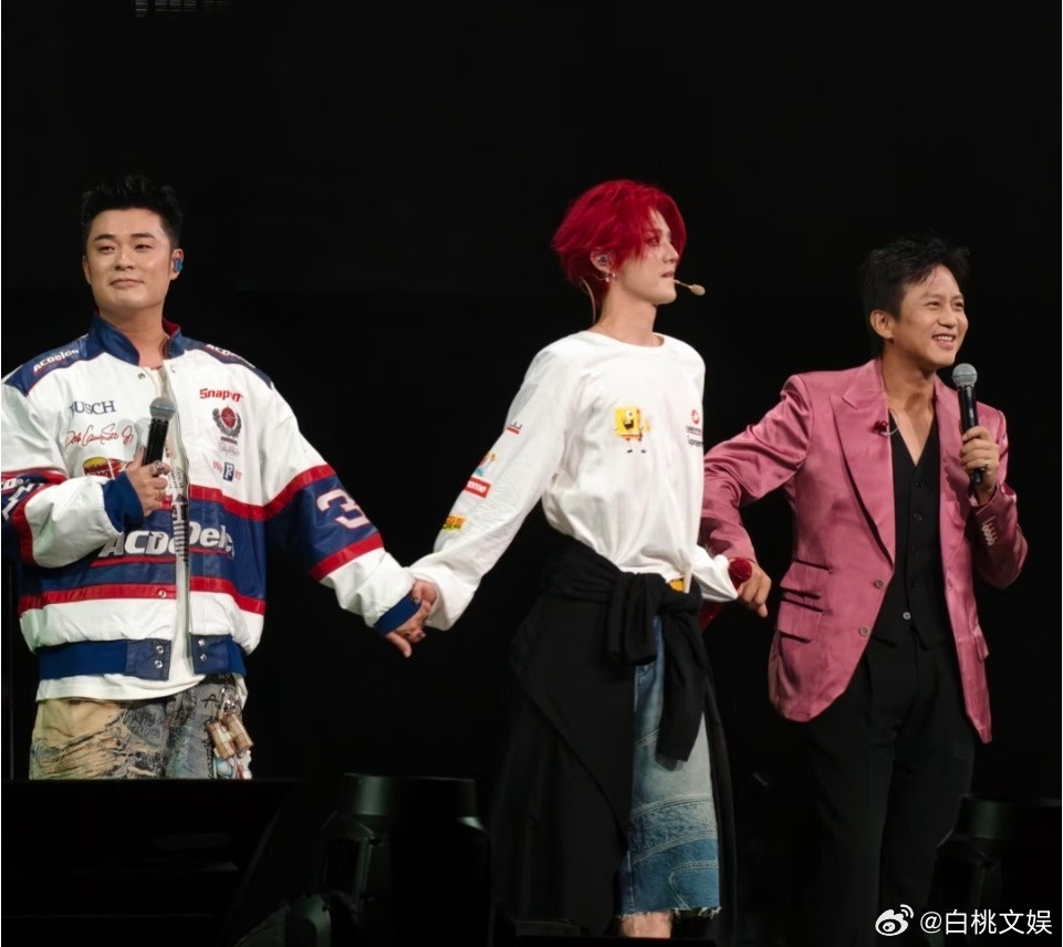 鹿晗秒猜邓超陈赫送的礼物鹿晗猜中邓超陈赫礼物哈哈哈哈哈鹿晗猜礼物这段，比任何团