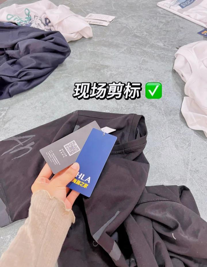 最近怎么发现这样的直播间好多？直播间里一位美女在卖服装，身后站着一个外国的