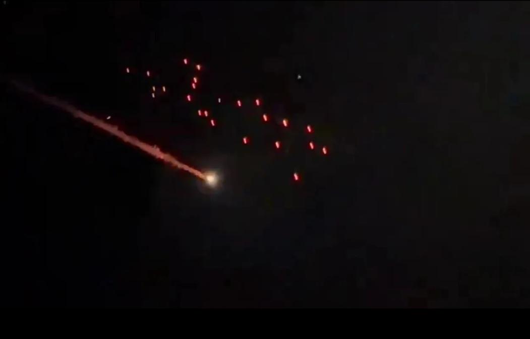 战争进入第三天，伊朗持续猛烈反击并发射集束弹，大量伊朗导弹成功突防！3月2日，