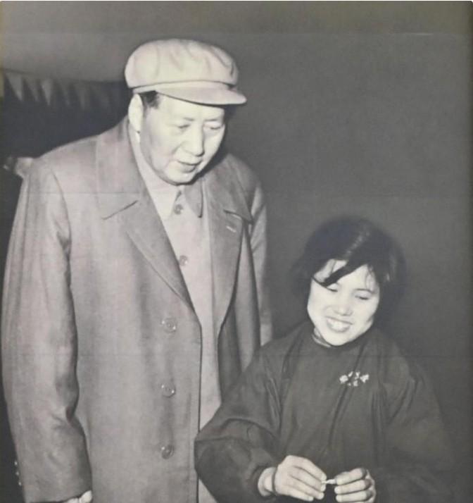 1958年，毛主席到沈阳一工厂视察，奇怪的是，全厂工人竟无一人敢开口说话，直到一