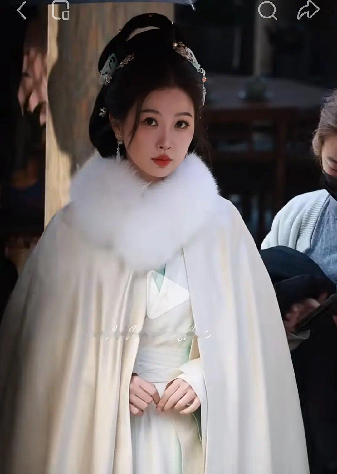 🐟这个口红是不是快涂到鼻子上了…