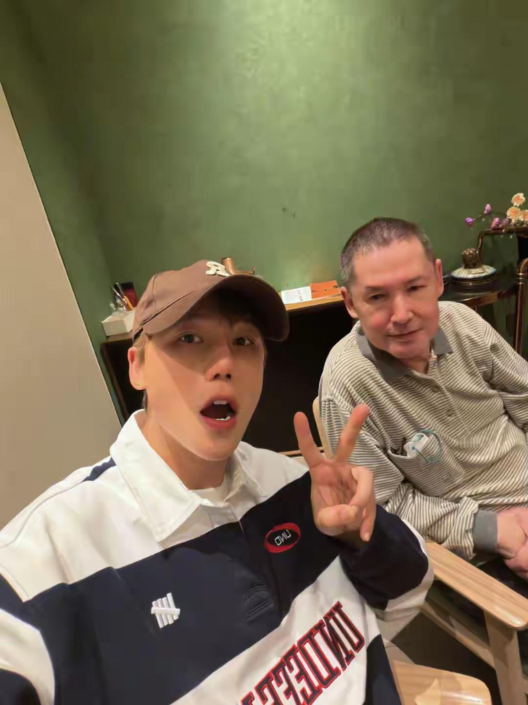 郭碧婷父亲果真是帅哥一枚，即使老了生病了气质也儒雅，难怪生得郭碧婷这么漂亮。