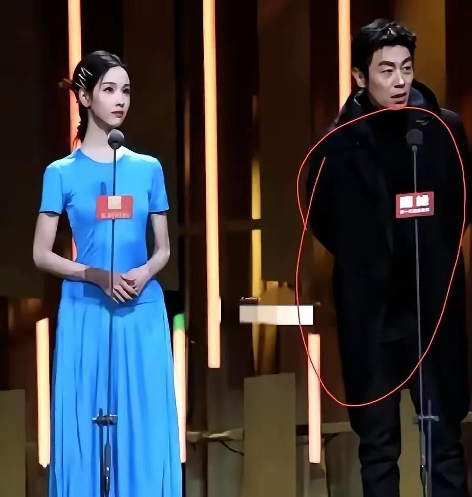 一个还在夏天，一个已穿上了羽绒服，两个季节的既视感！其实作为女明星，有时为了视