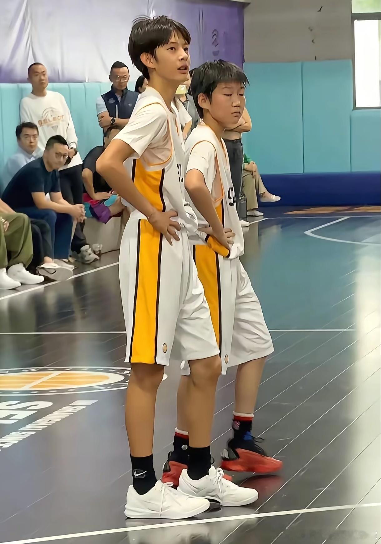 等等去年和孙俪一样高，今年都和超哥一样高了！手长腿长跟腱长，感觉很适合当运动员。