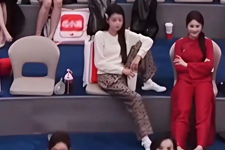 不出意外，孙怡被审判了。其他姐姐们都规规矩矩坐着看表演，而孙怡状态游离还把腿高高