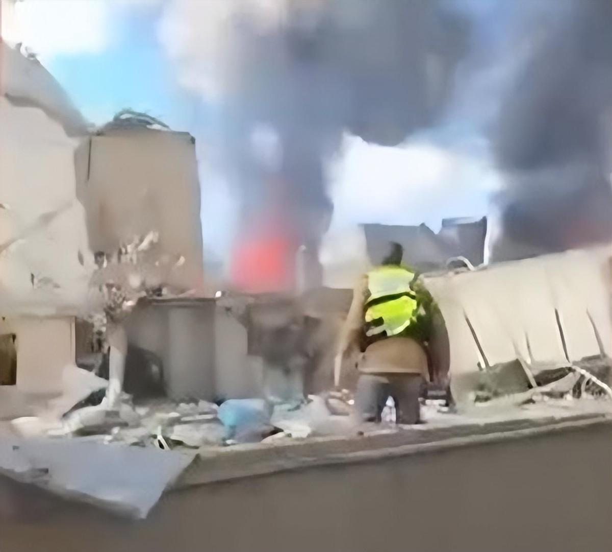 美：老弟，你们管管那些自媒体吧，非说我们在巴林的基地被炸成火海了。中：什么火