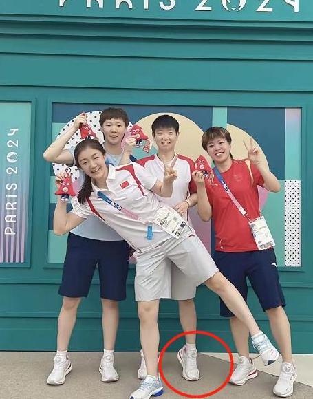 国乒4朵金花同框：陈梦俏皮可爱，王曼昱身材高挑，王艺迪略显成熟，孙颖莎就是枚智多