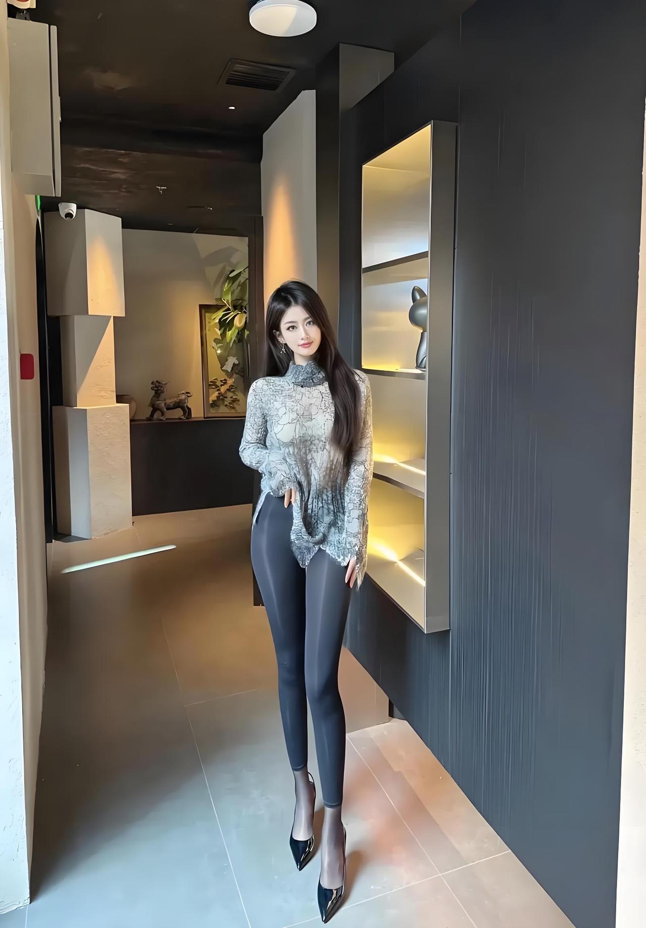 高领蕾丝长袖如云絮轻笼，肌理间漾着柔光，似将月色揉进衣褶。深灰油光紧身裤包裹着弹