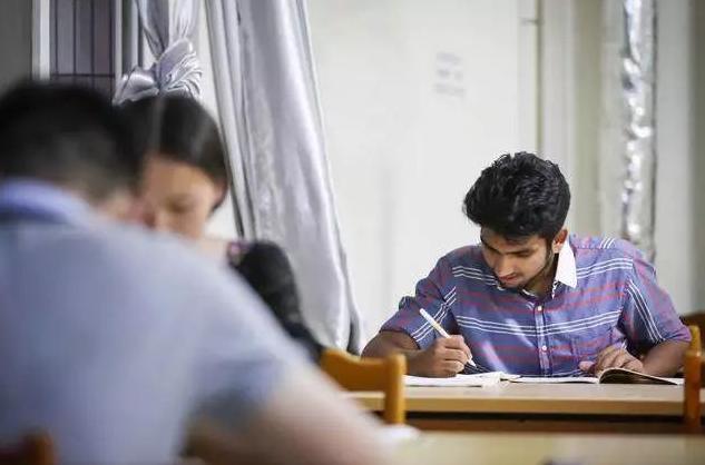 太敢说了！上海某大学毕业典礼上，一名印度留学生当众表态：认真想过，宁愿留在中国做