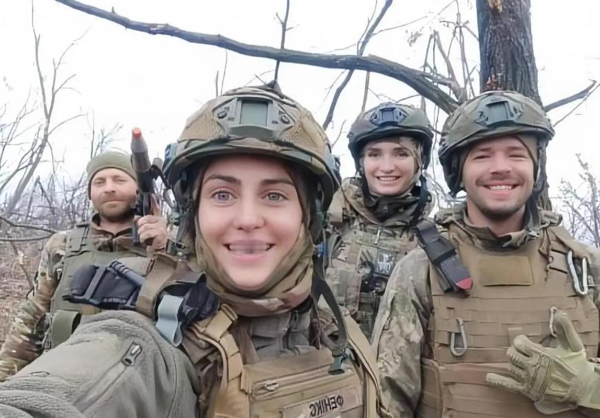 乌克兰女兵摆拍的姿势很帅气，但是真到了打仗的时候，乌克兰女兵在战场上几乎没用，打