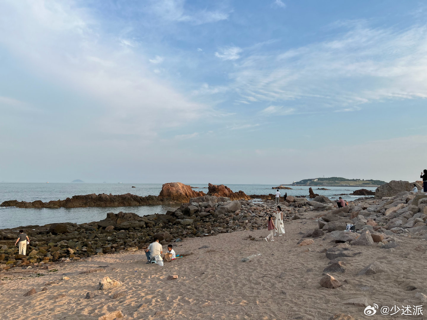 海边发个呆。青岛的海边有一种海带的味道。