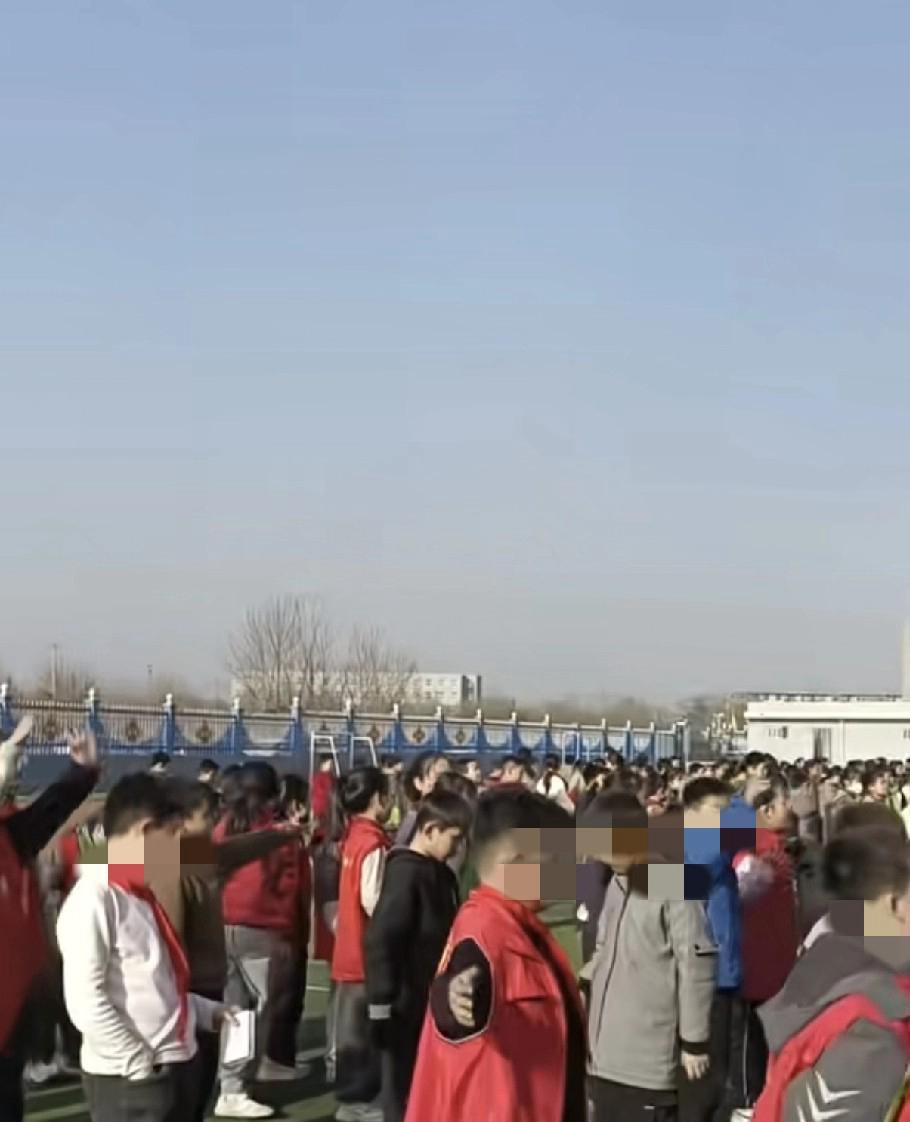 操场跑道上，十个学生九个喊腿疼，家长微信请假模板比作业还整齐。体育老师举着喇叭喊