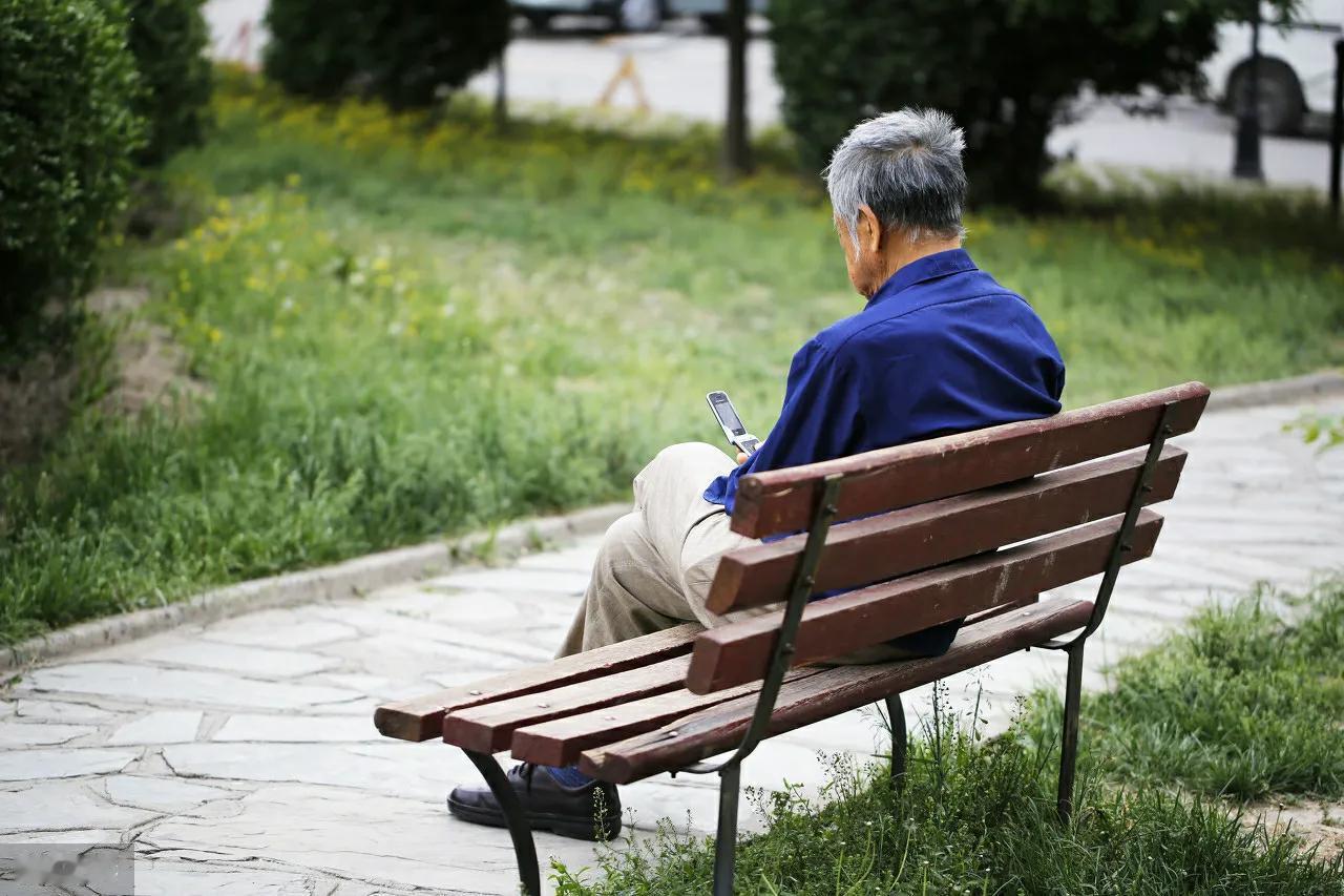 人到六七十岁才懂：最苦不是没钱，是身不由己的思乡孤独人老了，才真正明白什么