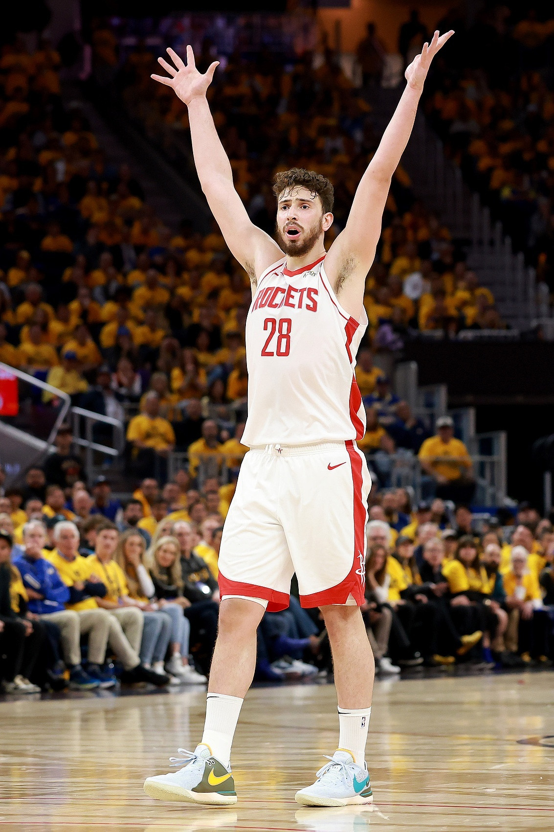 开赛季前五场比赛，申京场均22.2分8.4篮板7.6助攻，真实命中率60.3%。