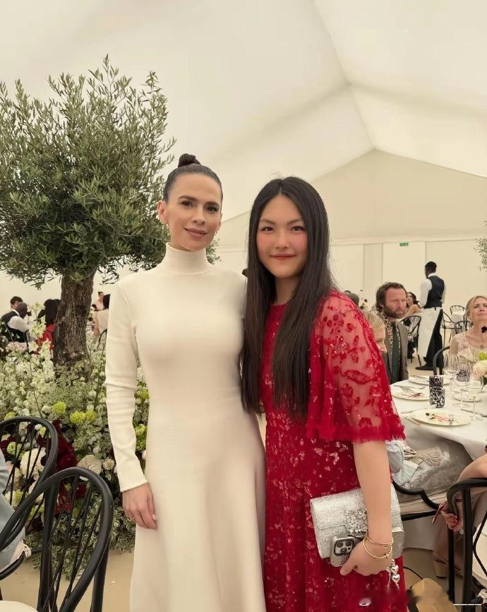 李湘带女儿参加英国活动，15岁王诗龄被打扮成翻版李湘，似姐妹花​​​