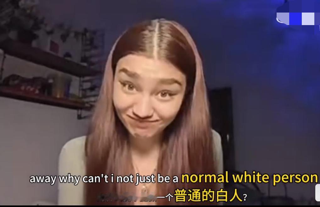 这个华裔女孩以前很讨厌自己的中国身份，甚至害怕别人知道她有一个中国的妈妈，在课堂