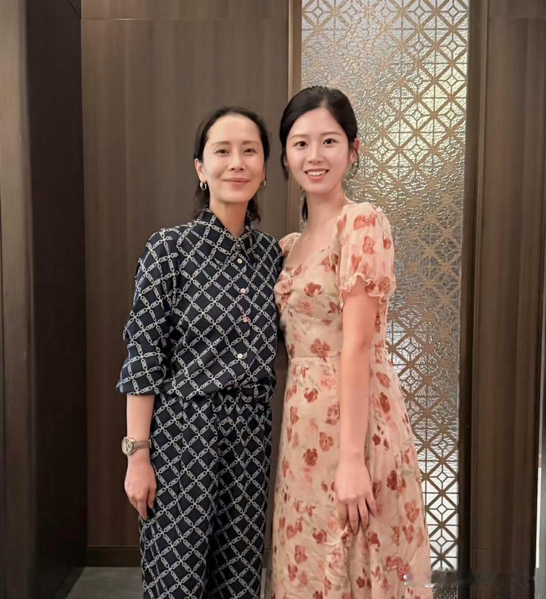 48岁海清带19岁儿子和长辈们一起聚餐，她的打扮老气，脸部素颜，脸色看起来好憔悴