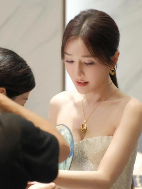 46岁秦岚阿姨身材真好啊，肌肤如雪，甜美可人，风韵犹存呐