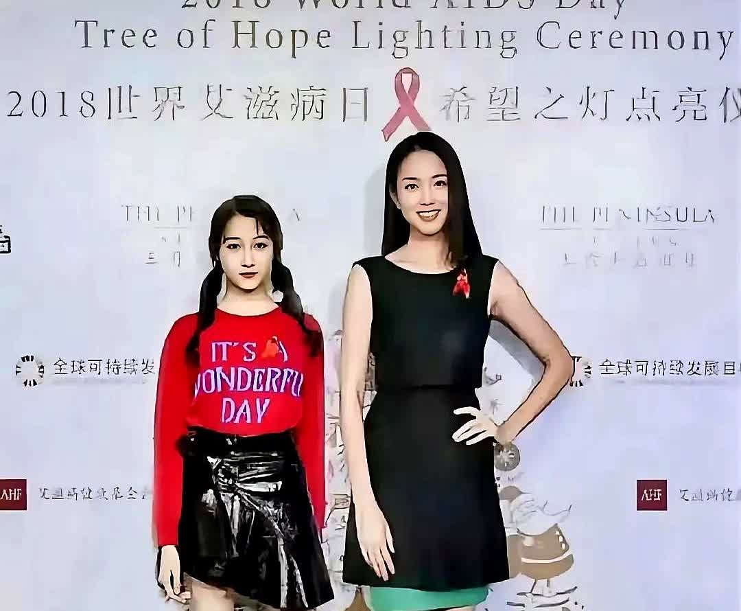 这应该是关晓彤最尴尬的一次合影吧？关晓彤的身高达到了172公分，她的身材