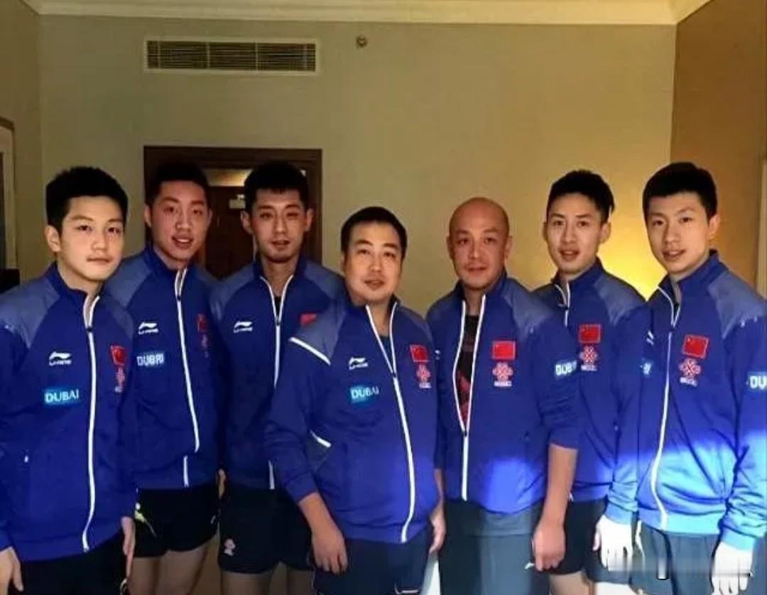 仔细看，六位世界冠军中，最阳光俊逸的就是樊振东；其次是身高修伟的马龙；一直觉得张