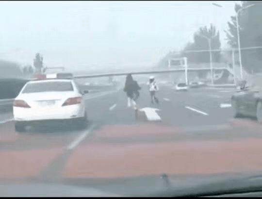 这算不算暴力执法？如果女孩摔坏了交警有没有责任？一个女孩骑着自行车在机动车道上