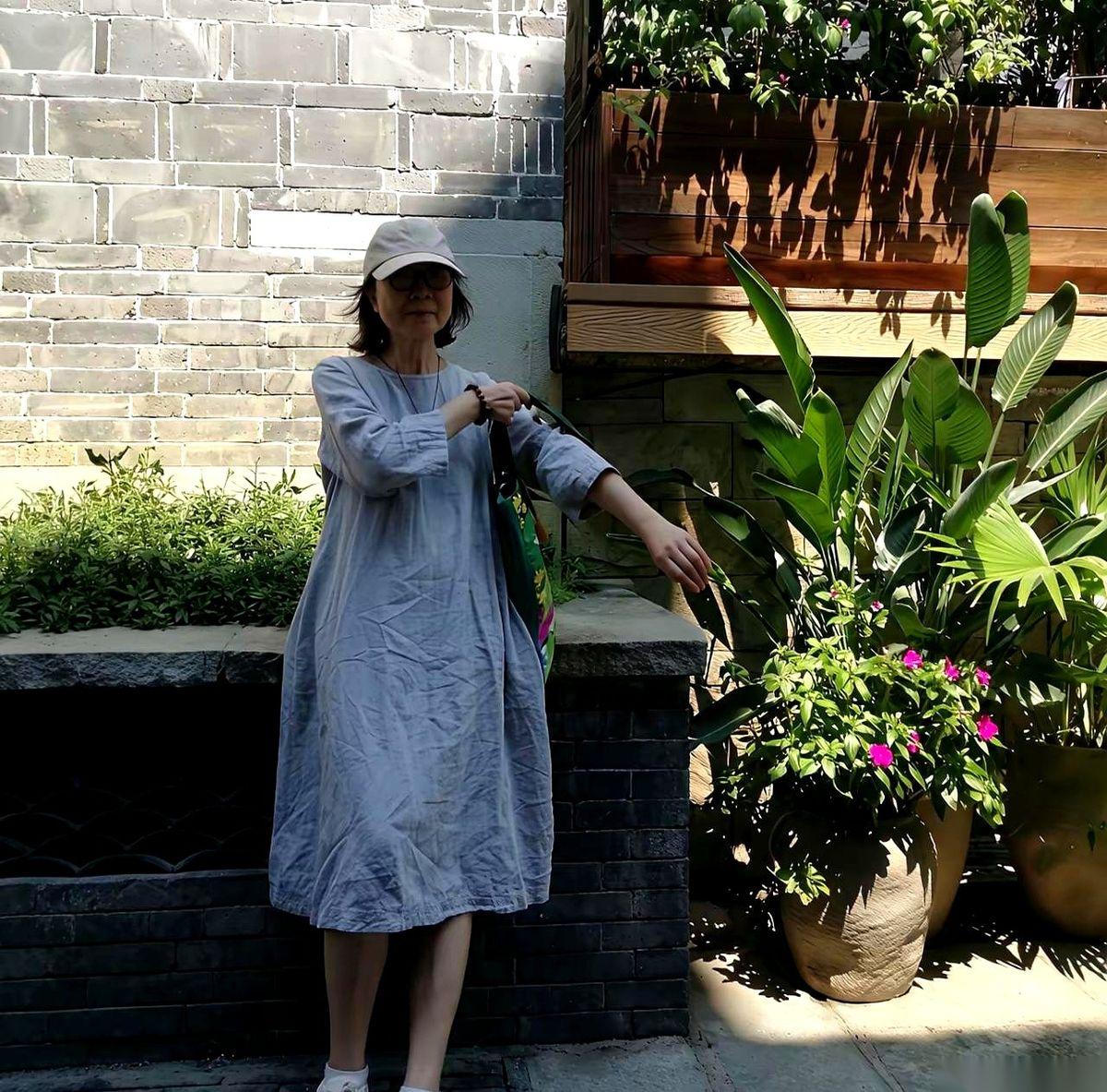 44岁的单身女员工李姐和61岁的退休老陈领证刚半年，就剖腹产生下了一个六斤八两的