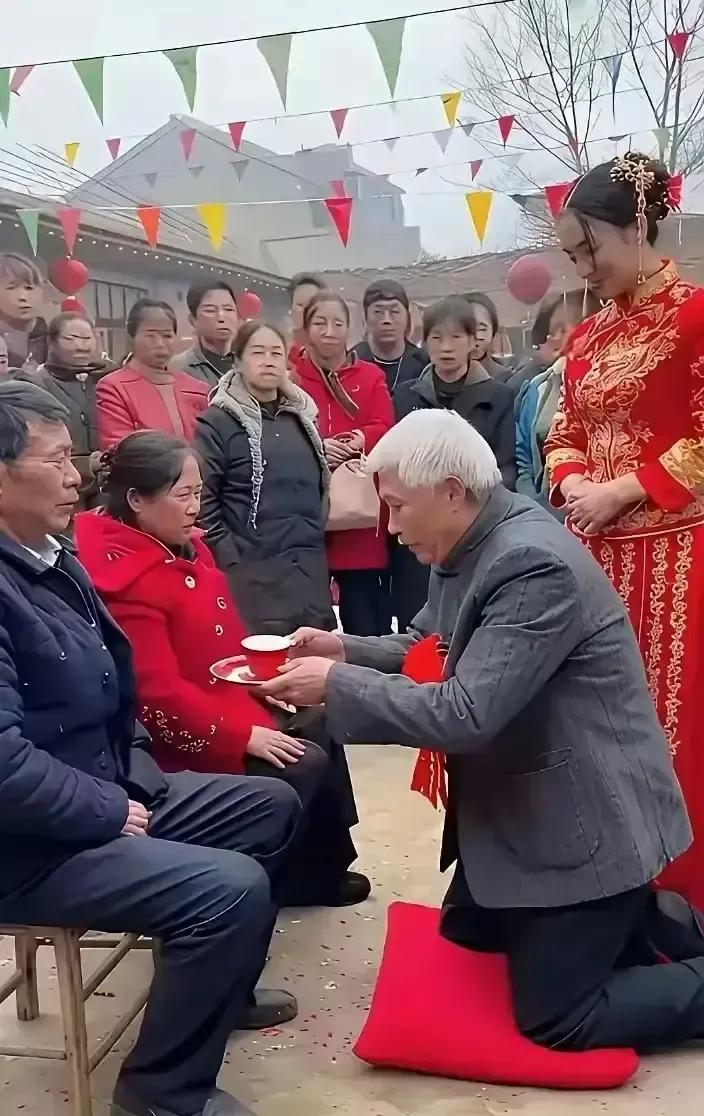 65岁新郎单膝跪地给60岁岳父敬茶，视频一出全网笑疯。女婿比岳父大五岁，网友直