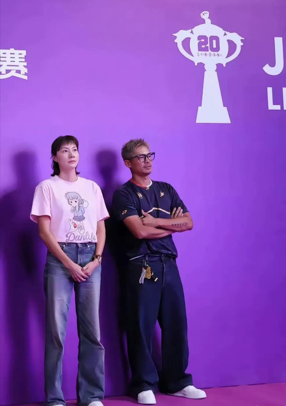 林丹与妻子同参加活动，两人的远距离站位，让网友唏嘘不已。林丹与妻子以前都是那种