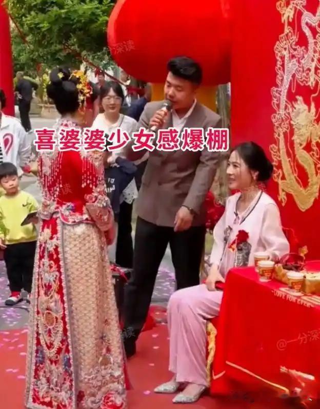 安徽喜婆婆彻底爆火。自带少女感，气质绝了。一笑惊艳全场。网友直呼，这颜值我