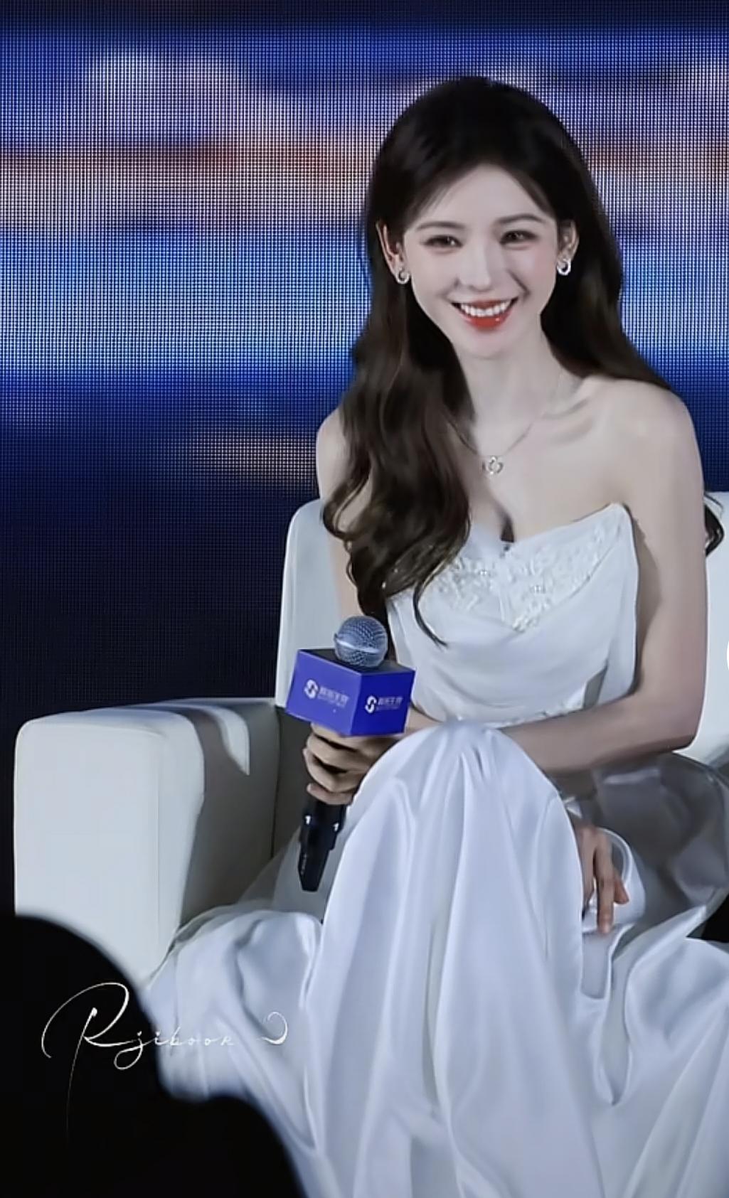 张予曦的白裙，是写在聚光灯下的温柔诗行[比心]缎面的光泽与她的温柔，都藏在张予曦