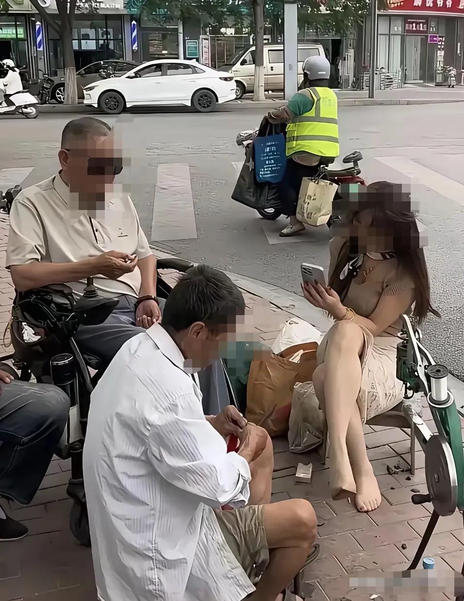 这位坐轮椅的大爷来到修鞋摊前，修鞋师傅问，你修鞋吗？大爷说，我都坐轮椅了，鞋就是
