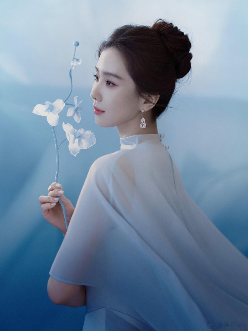 天青色晕染的诗意里，刘诗诗就是那抹最动人的青花瓷美人～