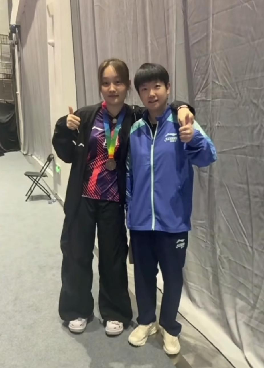 长沙全锦赛赛后暖心同框，孙颖莎与李雅可合照氛围感拉满！李雅可胸前挂着刚领到的女