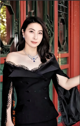 郭晶晶参加霍启仁和南风的婚礼，一身黑衣服出现在众人面前，没想到却被部分网友骂缺德